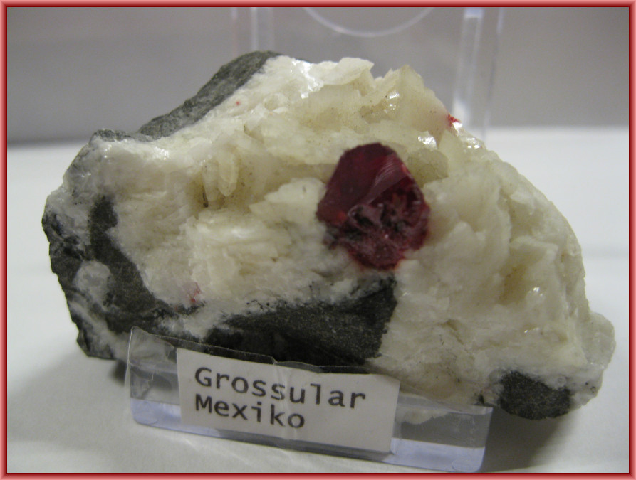 Grossular in Dolomit